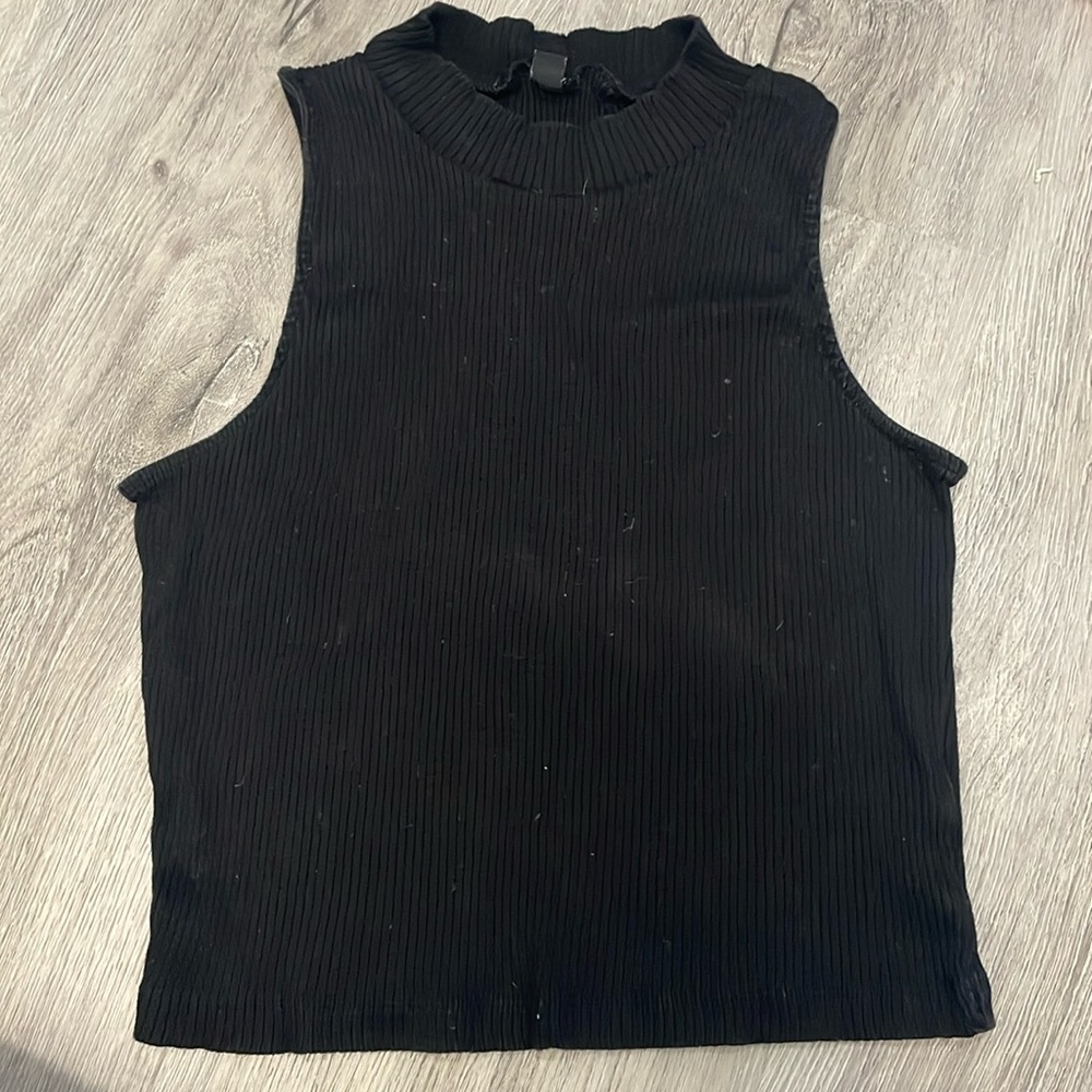 a black M tank top from Uniqlo
